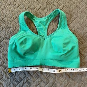 34B Gap Fit sports bra. Great pre worn condition.